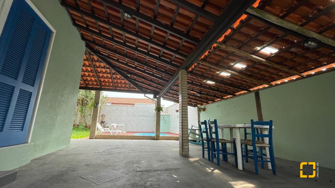 Casa com 256m², 5 quartos (sendo 1 suíte), 4 garagens, no bairro Ingleses em Florianópolis