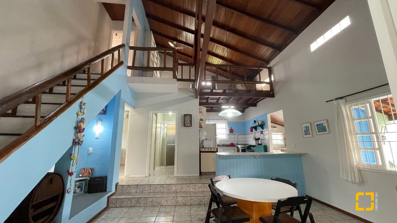 Casa com 256m², 5 quartos (sendo 1 suíte), 4 garagens, no bairro Ingleses em Florianópolis