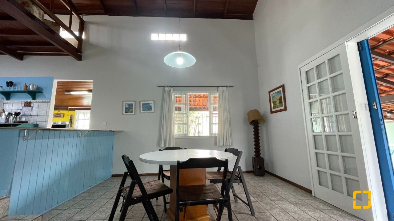 Casa com 256m², 5 quartos (sendo 1 suíte), 4 garagens, no bairro Ingleses em Florianópolis