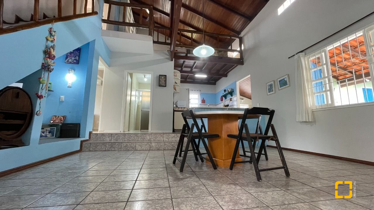 Casa com 256m², 5 quartos (sendo 1 suíte), 4 garagens, no bairro Ingleses em Florianópolis