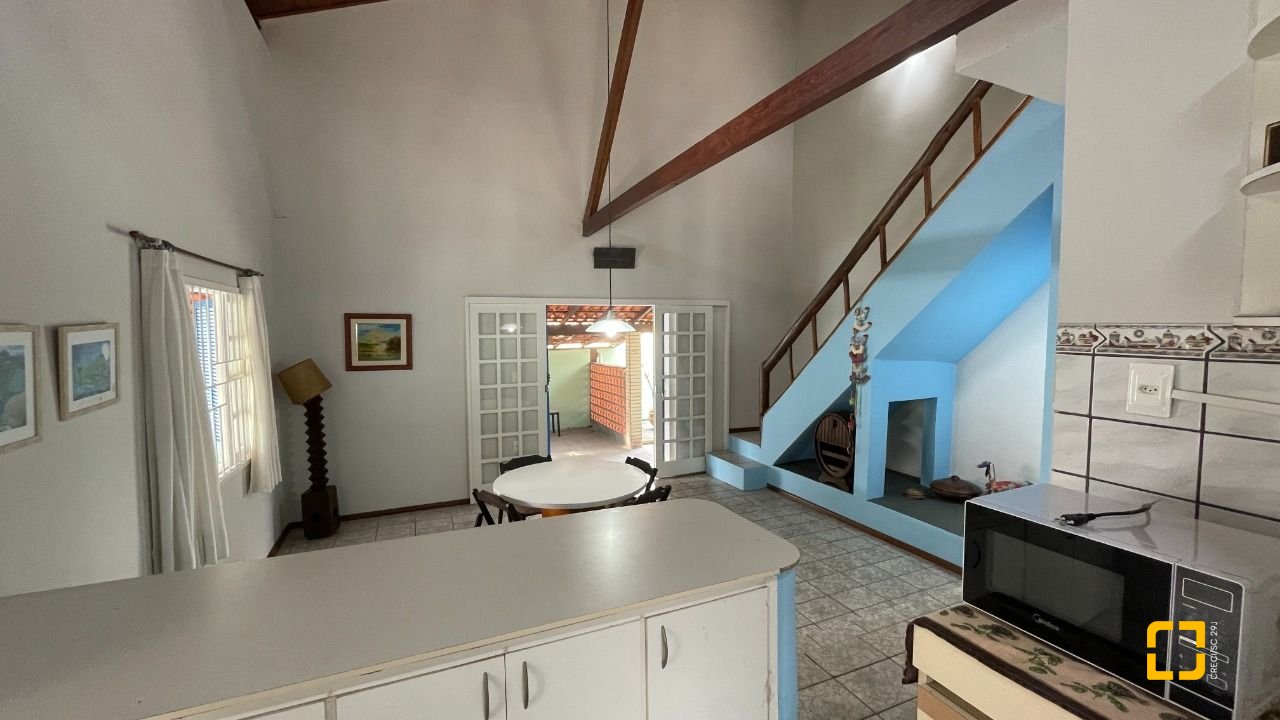 Casa com 256m², 5 quartos (sendo 1 suíte), 4 garagens, no bairro Ingleses em Florianópolis