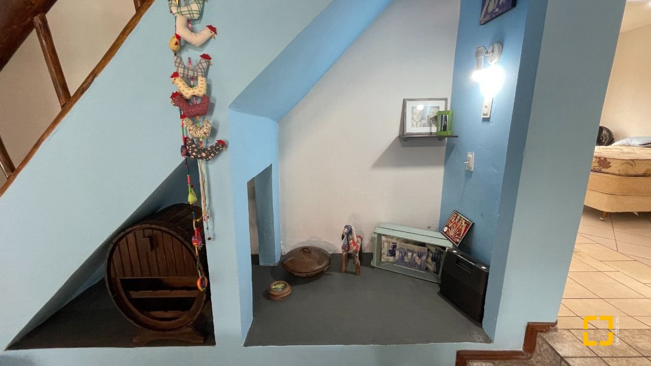 Casa com 256m², 5 quartos (sendo 1 suíte), 4 garagens, no bairro Ingleses em Florianópolis