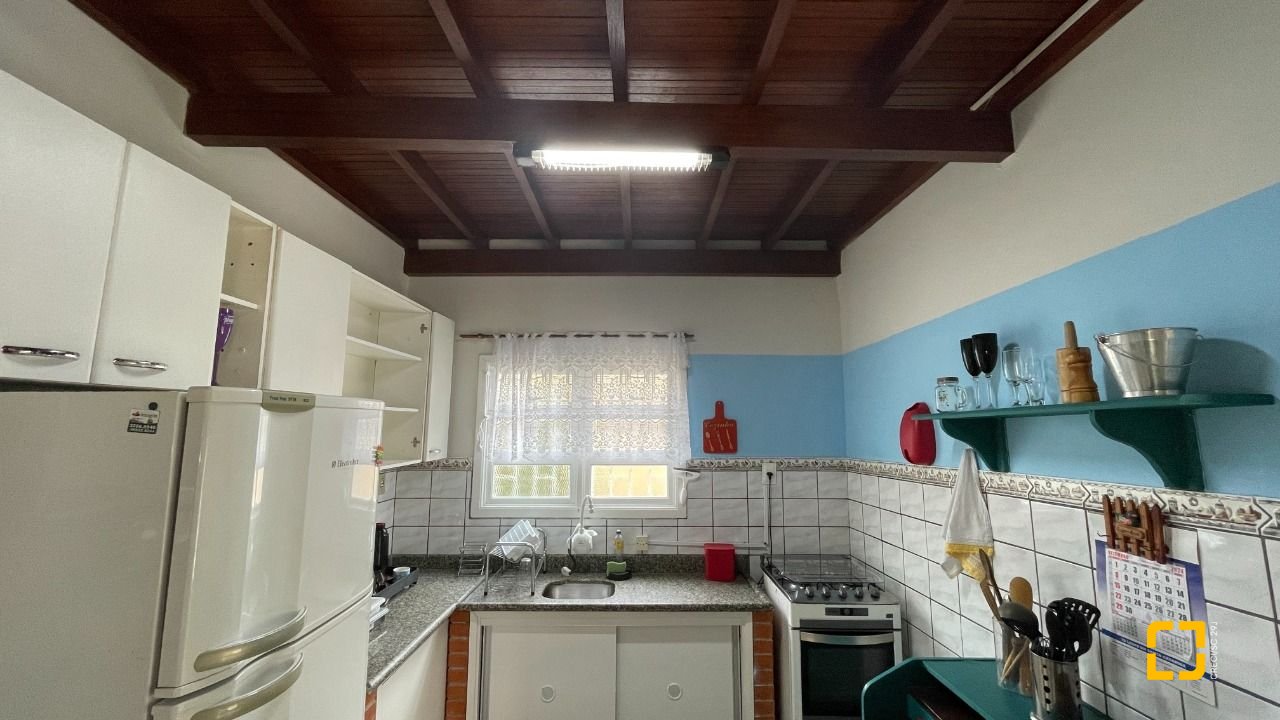 Casa com 256m², 5 quartos (sendo 1 suíte), 4 garagens, no bairro Ingleses em Florianópolis