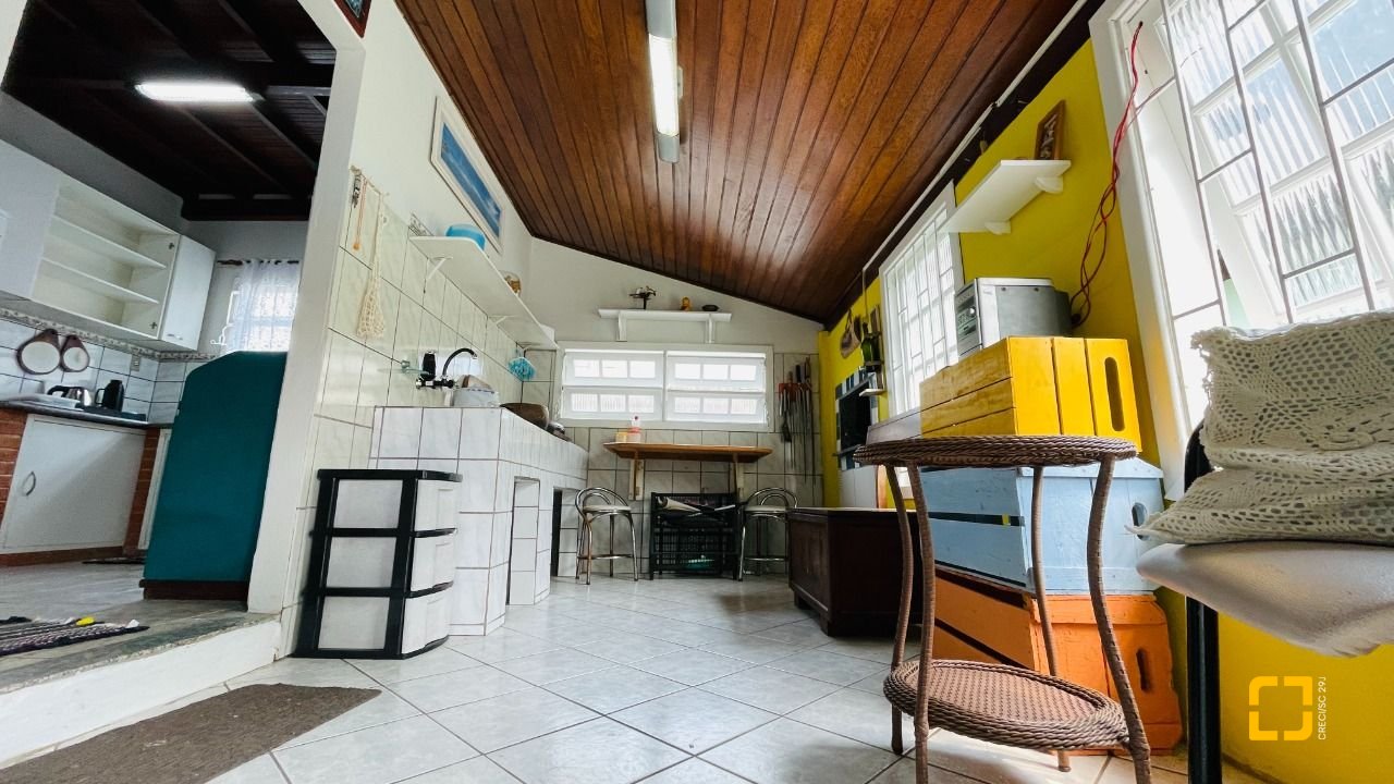 Casa com 256m², 5 quartos (sendo 1 suíte), 4 garagens, no bairro Ingleses em Florianópolis