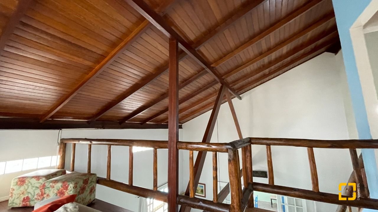 Casa com 256m², 5 quartos (sendo 1 suíte), 4 garagens, no bairro Ingleses em Florianópolis
