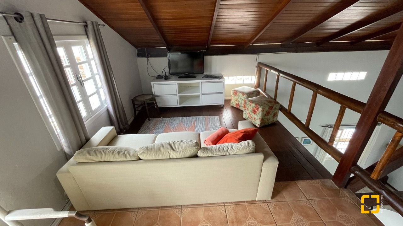 Casa com 256m², 5 quartos (sendo 1 suíte), 4 garagens, no bairro Ingleses em Florianópolis