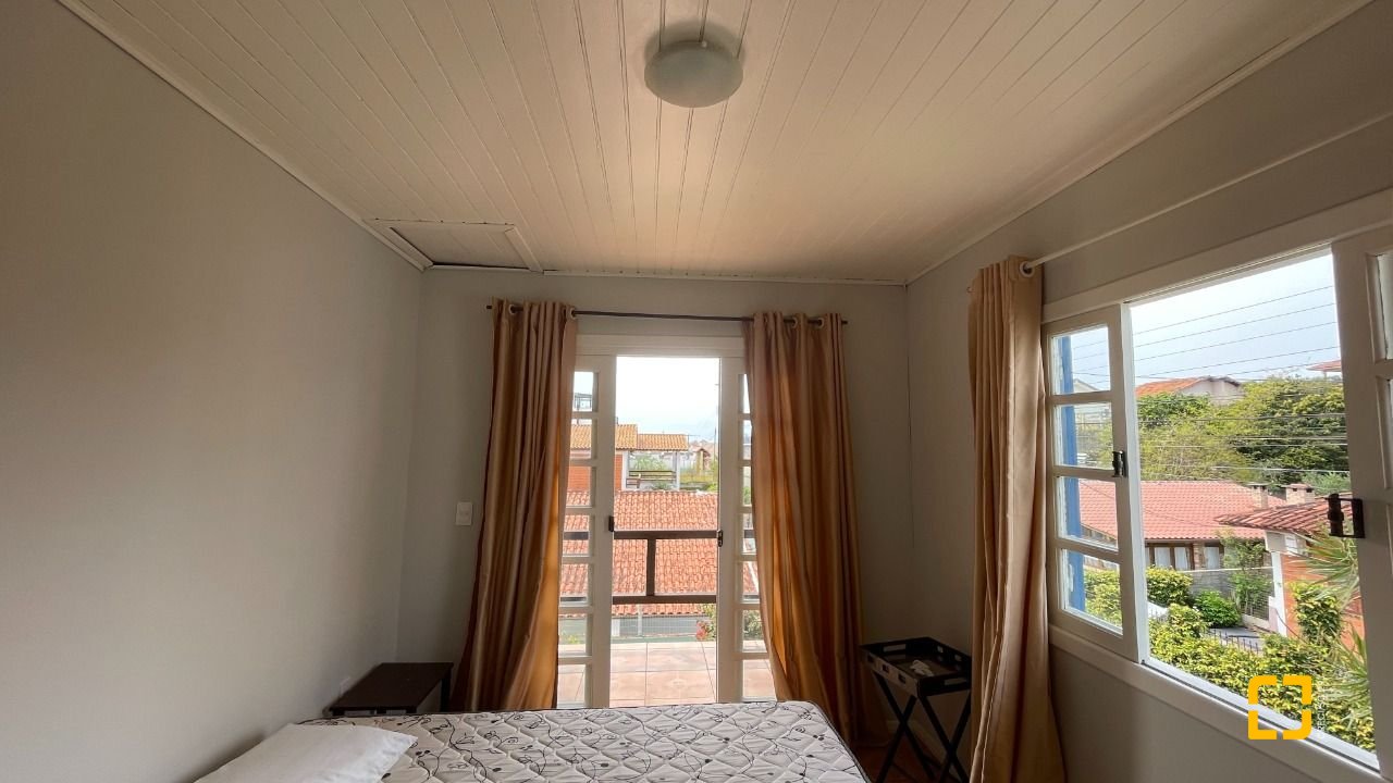 Casa com 256m², 5 quartos (sendo 1 suíte), 4 garagens, no bairro Ingleses em Florianópolis