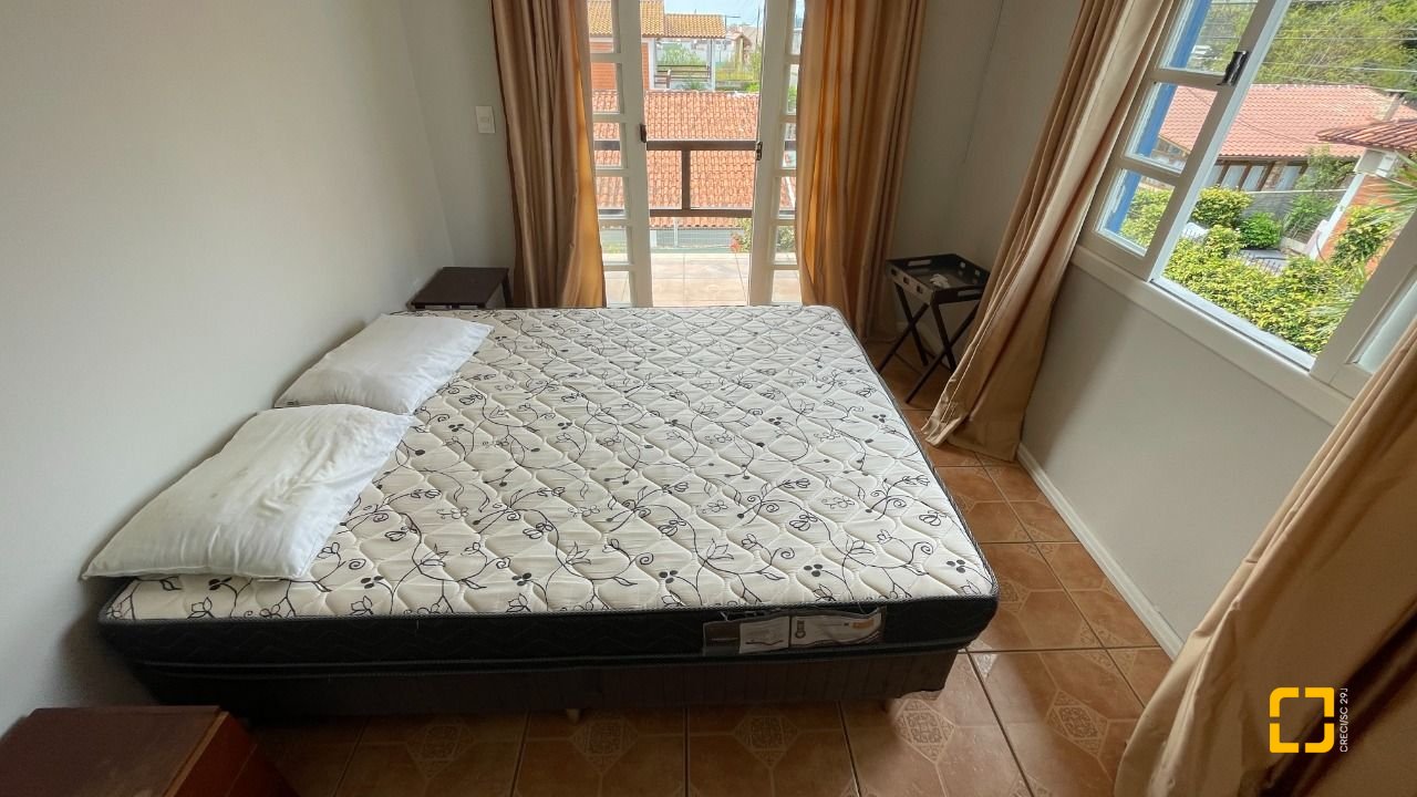 Casa com 256m², 5 quartos (sendo 1 suíte), 4 garagens, no bairro Ingleses em Florianópolis