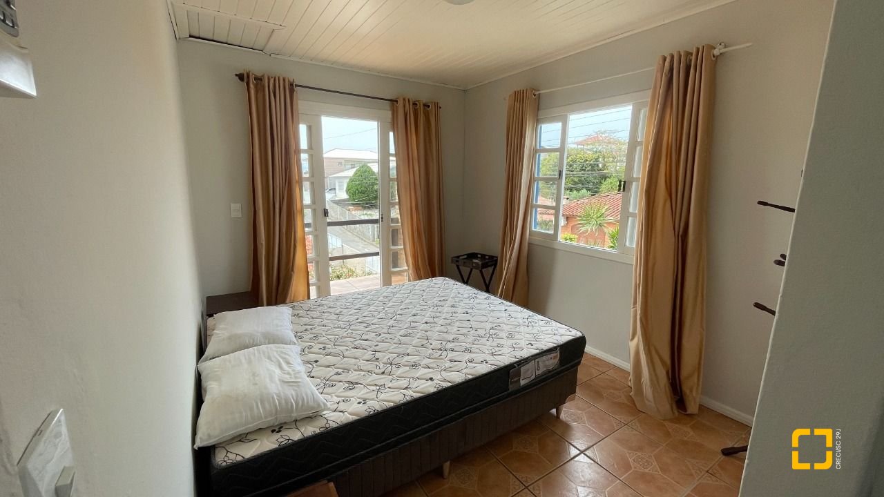 Casa com 256m², 5 quartos (sendo 1 suíte), 4 garagens, no bairro Ingleses em Florianópolis