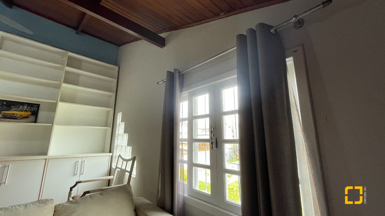 Casa com 256m², 5 quartos (sendo 1 suíte), 4 garagens, no bairro Ingleses em Florianópolis