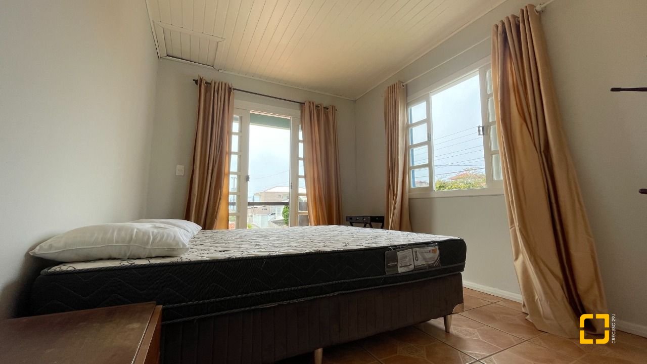 Casa com 256m², 5 quartos (sendo 1 suíte), 4 garagens, no bairro Ingleses em Florianópolis