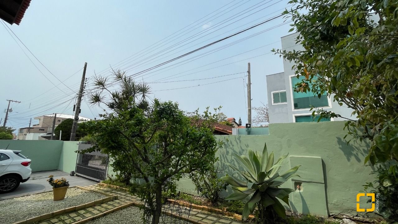 Casa com 256m², 5 quartos (sendo 1 suíte), 4 garagens, no bairro Ingleses em Florianópolis