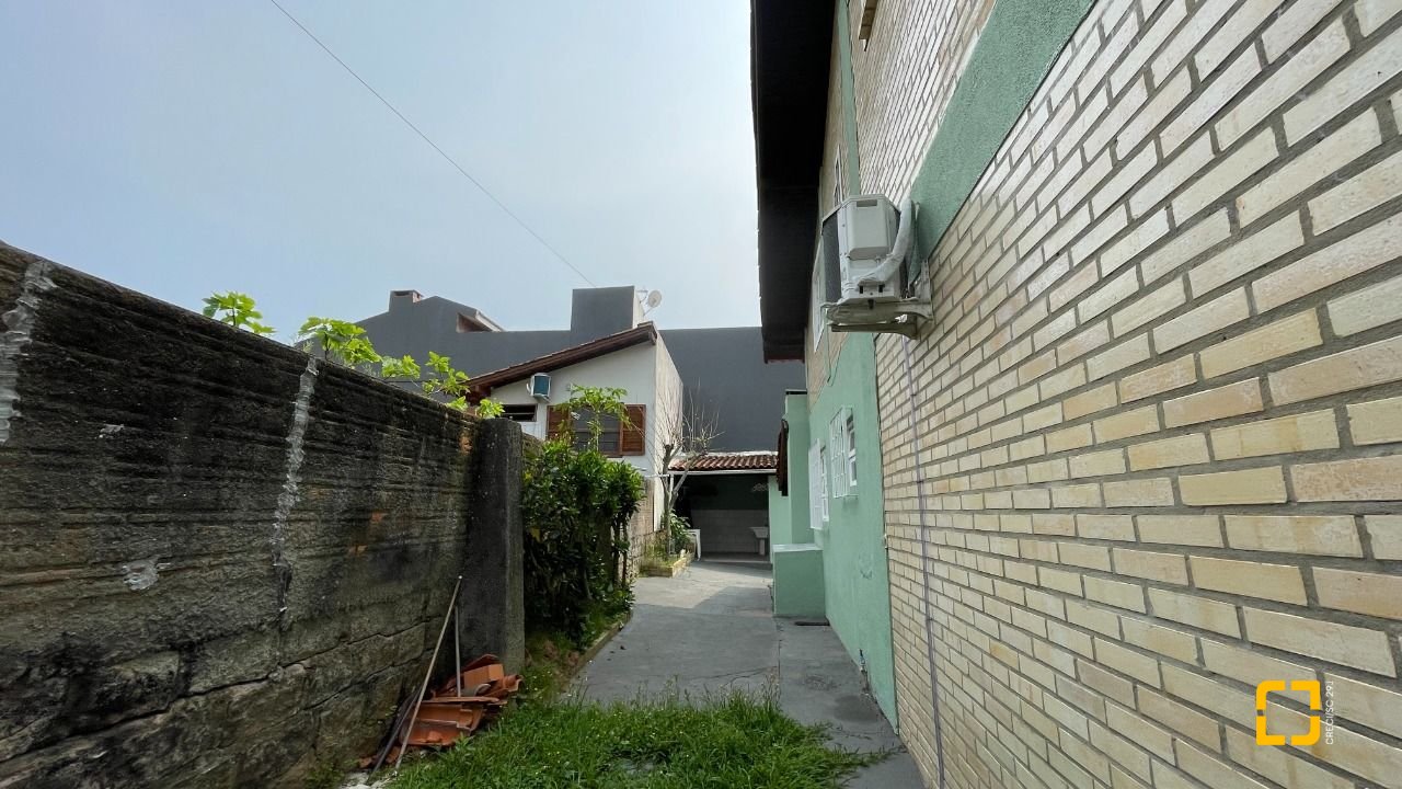 Casa com 256m², 5 quartos (sendo 1 suíte), 4 garagens, no bairro Ingleses em Florianópolis
