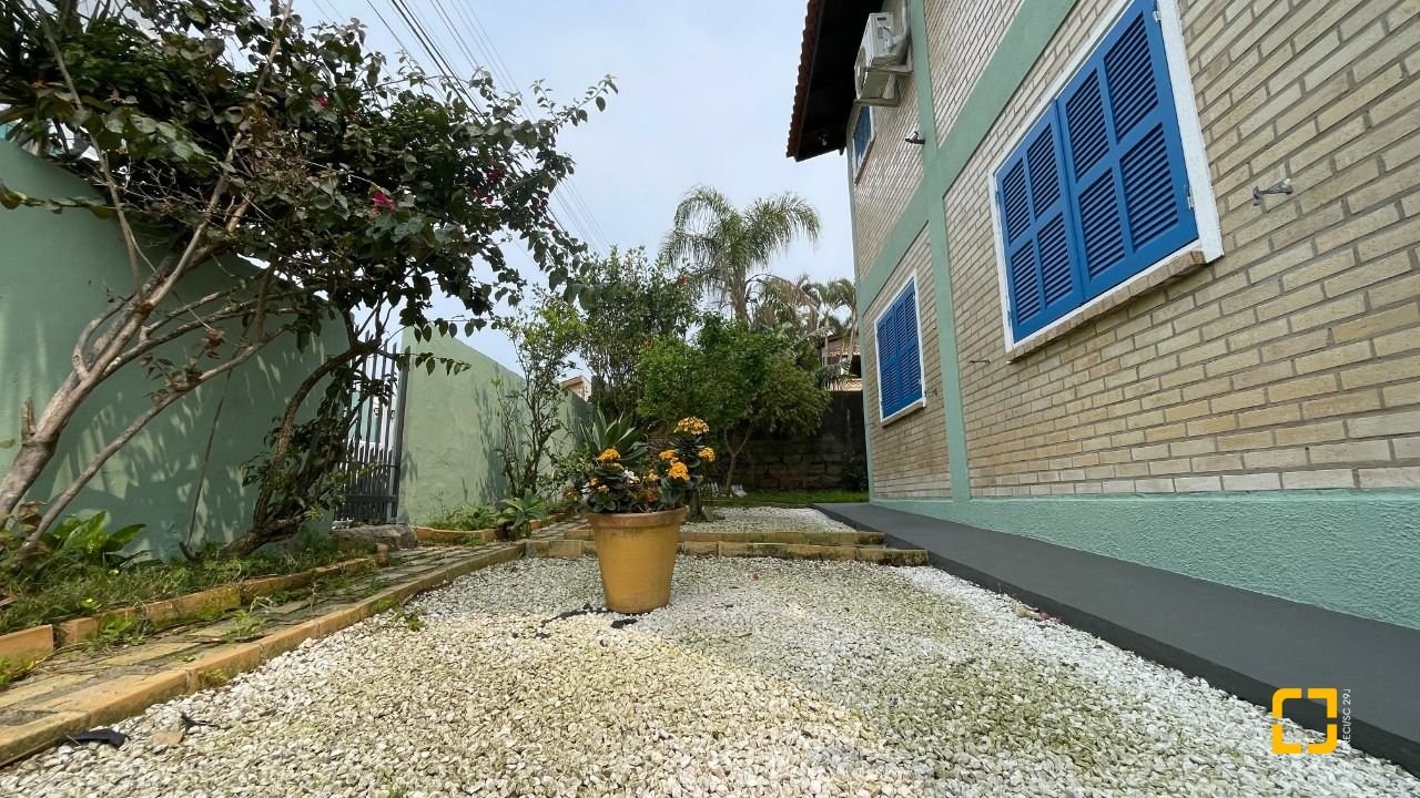 Casa com 256m², 5 quartos (sendo 1 suíte), 4 garagens, no bairro Ingleses em Florianópolis