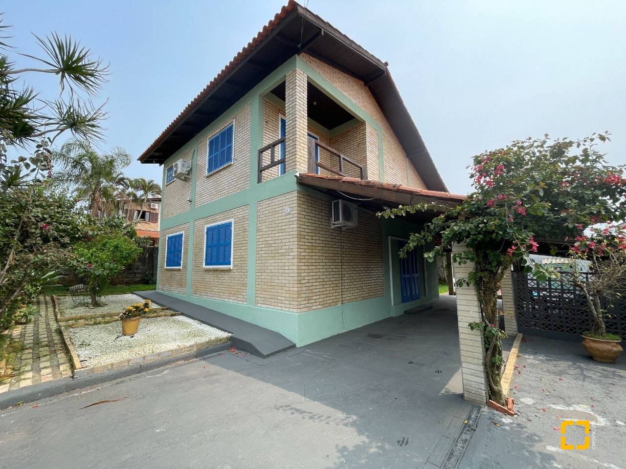 Casa com 256m², 5 quartos (sendo 1 suíte), 4 garagens, no bairro Ingleses em Florianópolis