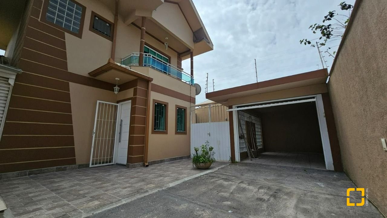 Casa com 140m², 4 quartos (sendo 1 suíte), 2 garagens, no bairro Ingleses em Florianópolis