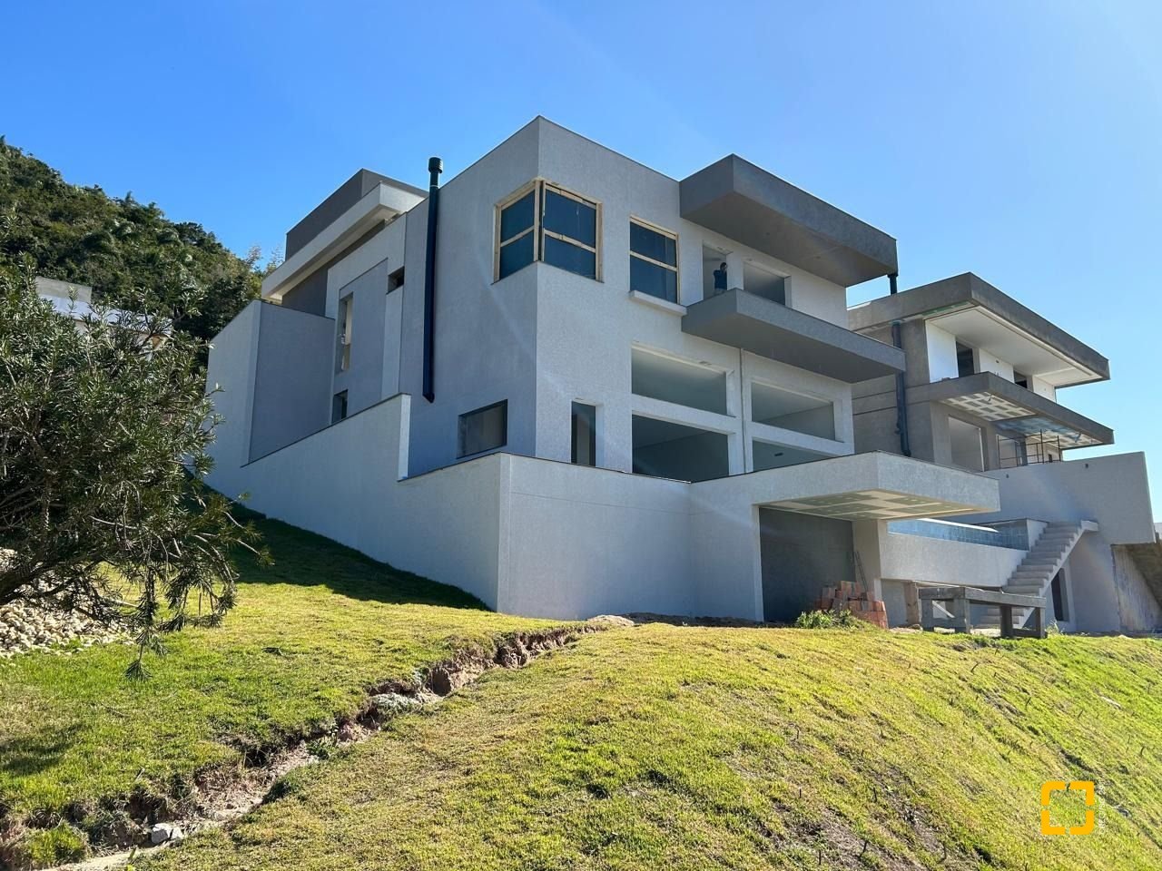 Casa de Condomínio com 551m², 8 quartos (sendo 4 suítes), 2 garagens, no bairro Ingleses em Florianópolis