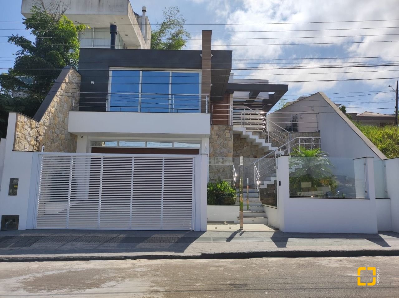 Casa com 268m², 4 quartos (sendo 1 suíte), 2 garagens, no bairro Pedra Branca em Palhoça