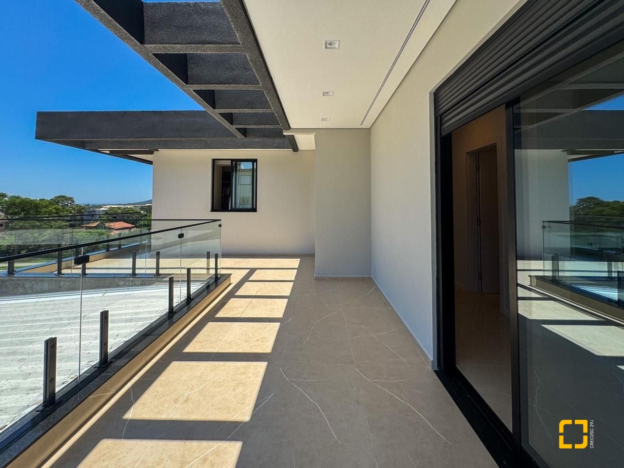 Casa de Condomínio com 225m², 8 quartos (sendo 4 suítes), 3 garagens, no bairro Ingleses em Florianópolis