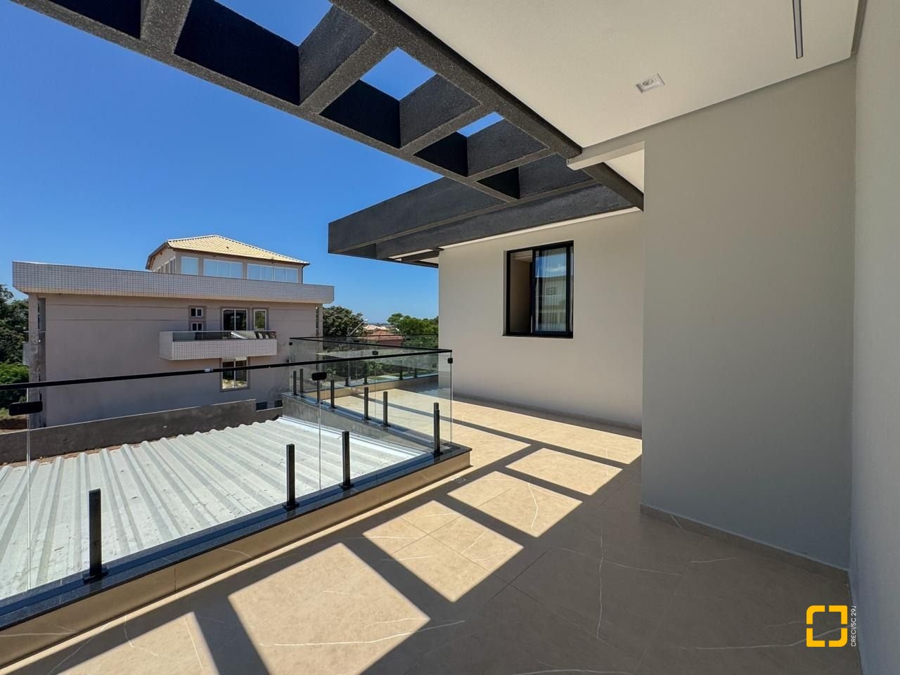 Casa de Condomínio com 225m², 8 quartos (sendo 4 suítes), 3 garagens, no bairro Ingleses em Florianópolis