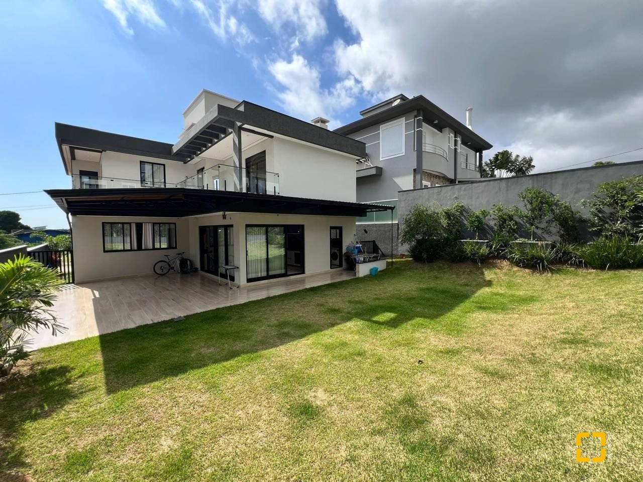 Casa de Condomínio com 225m², 8 quartos (sendo 4 suítes), 3 garagens, no bairro Ingleses em Florianópolis