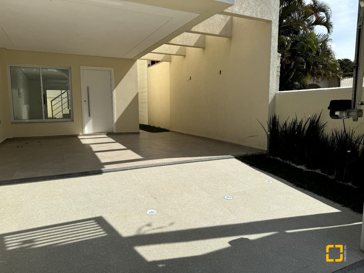 Casa com 143m², 4 quartos (sendo 1 suíte), 2 garagens, no bairro Ingleses em Florianópolis