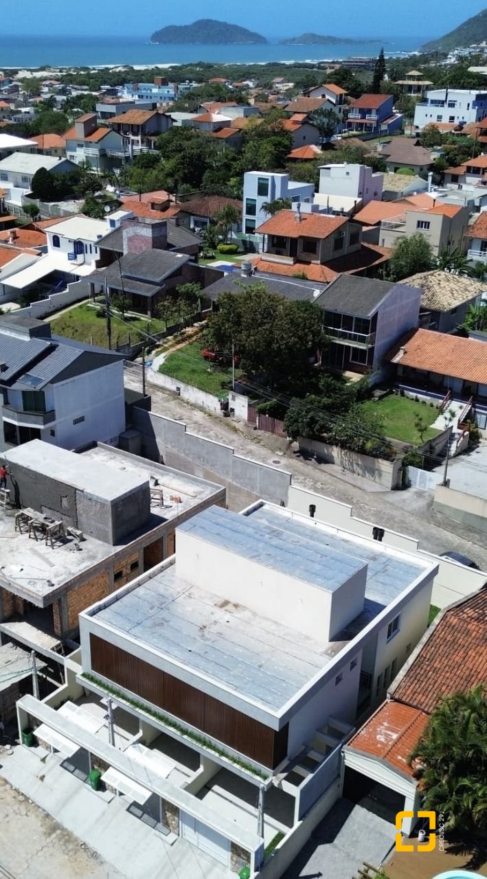 Casa com 143m², 4 quartos (sendo 1 suíte), 2 garagens, no bairro Ingleses em Florianópolis