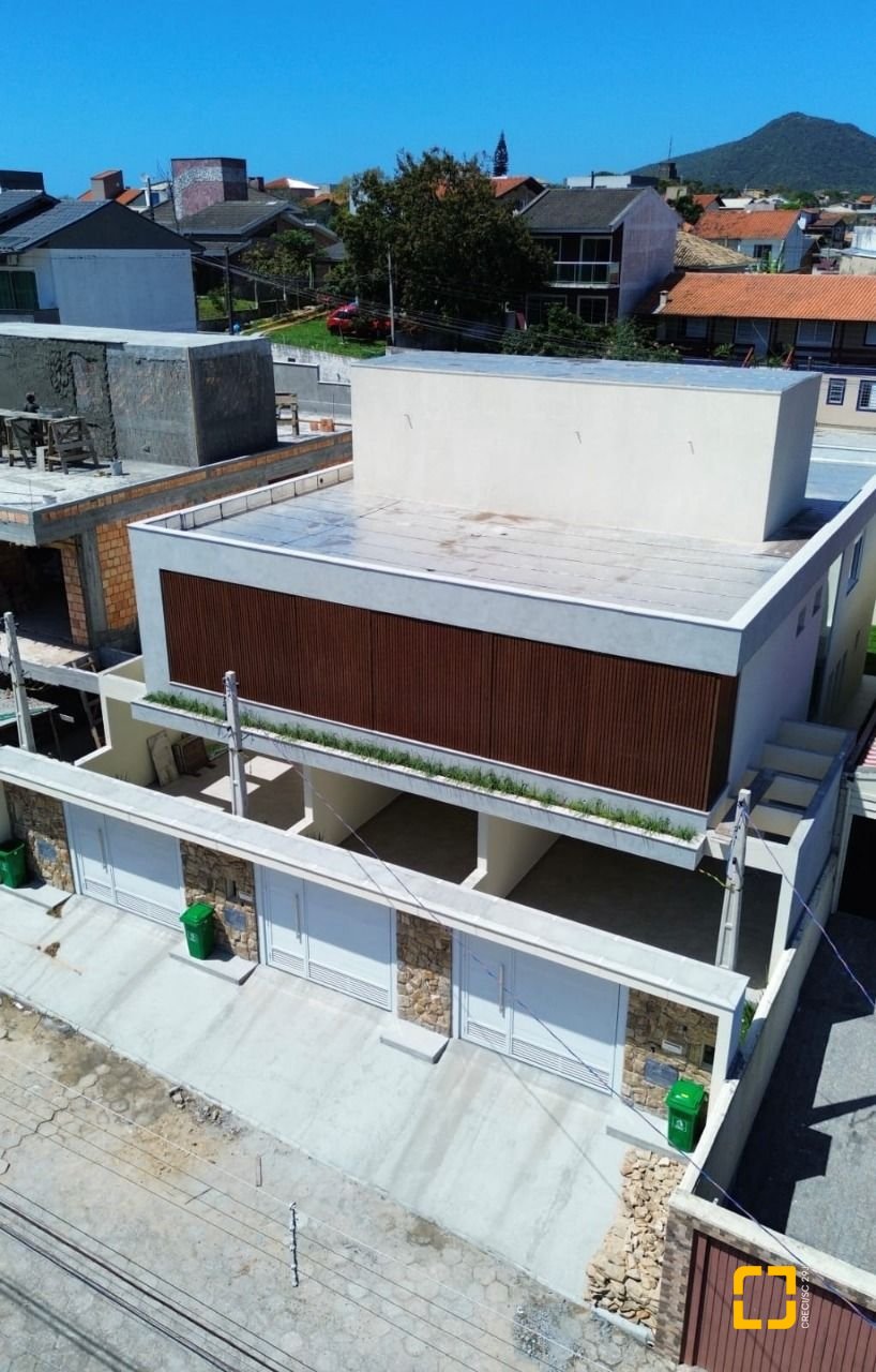 Casa com 143m², 4 quartos (sendo 1 suíte), 2 garagens, no bairro Ingleses em Florianópolis