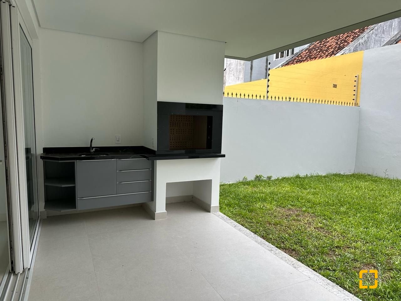 Casa com 199m², 3 quartos (sendo 3 suítes), 2 garagens, no bairro Córrego Grande em Florianópolis