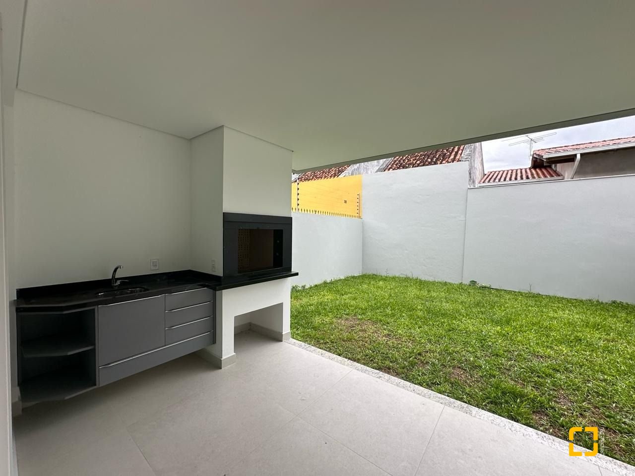 Casa com 199m², 3 quartos (sendo 3 suítes), 2 garagens, no bairro Córrego Grande em Florianópolis