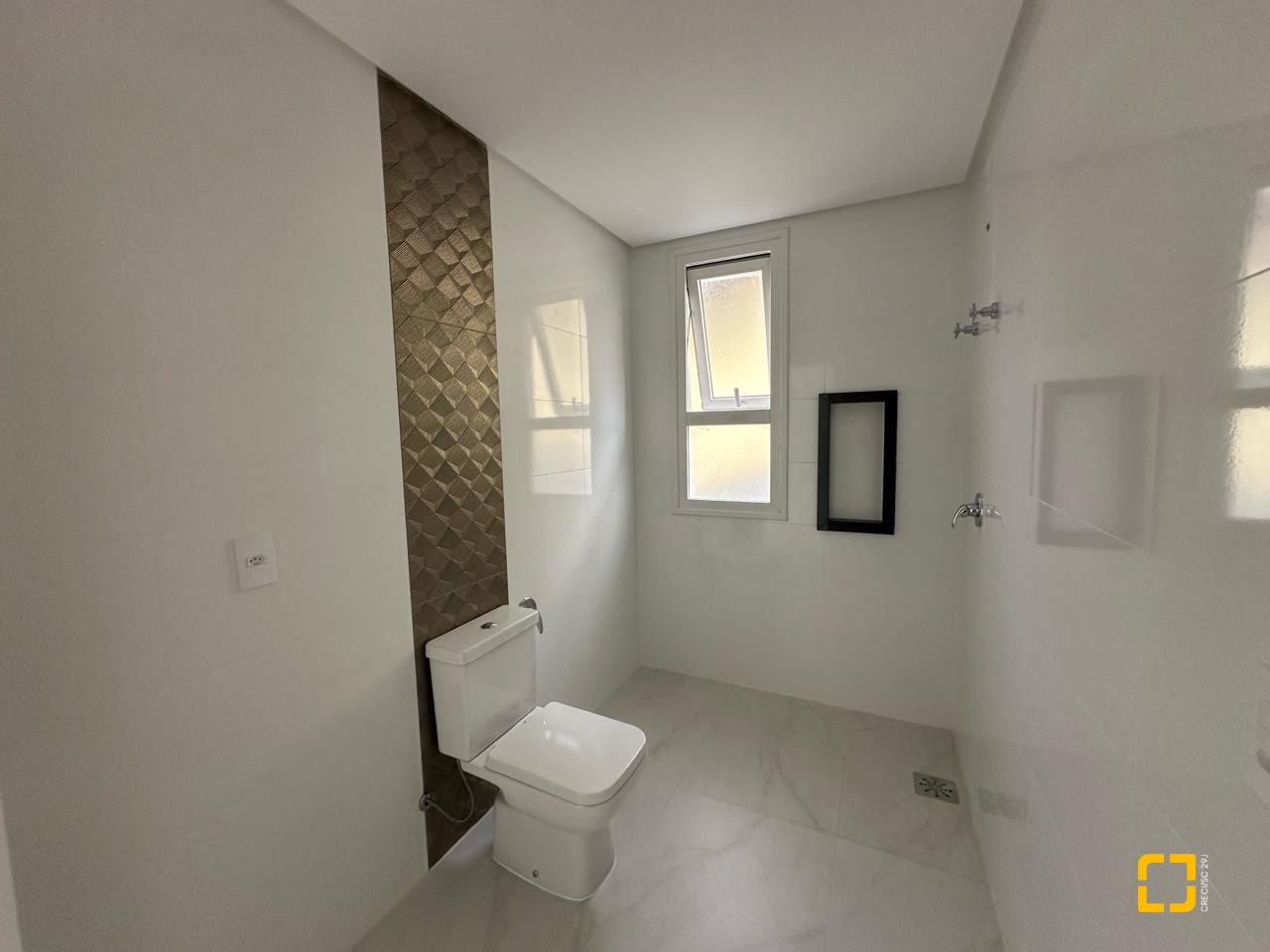 Casa com 199m², 3 quartos (sendo 3 suítes), 2 garagens, no bairro Córrego Grande em Florianópolis