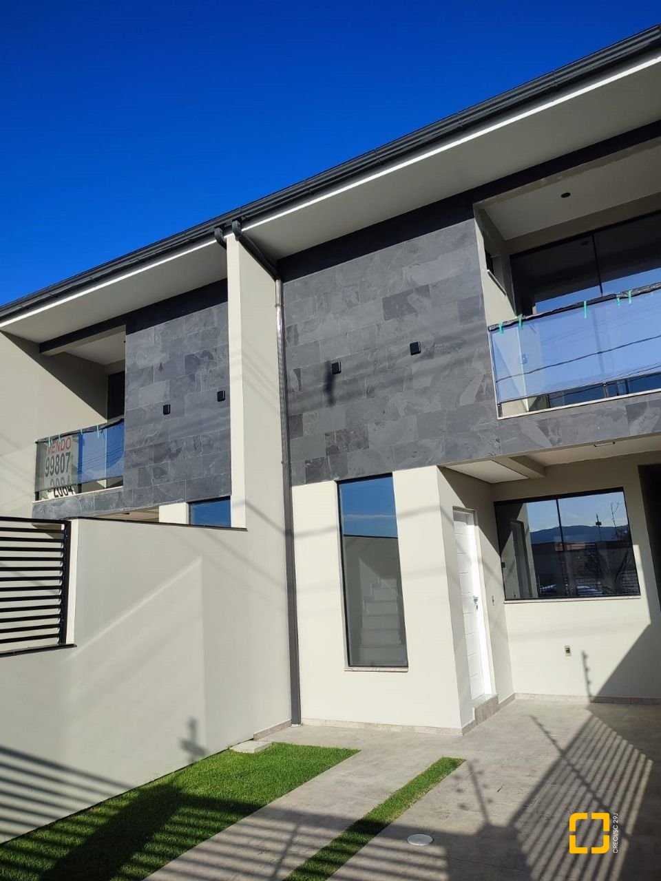 Casa com 102m², 3 quartos (sendo 1 suíte), 2 garagens, no bairro Forquilhas em São José