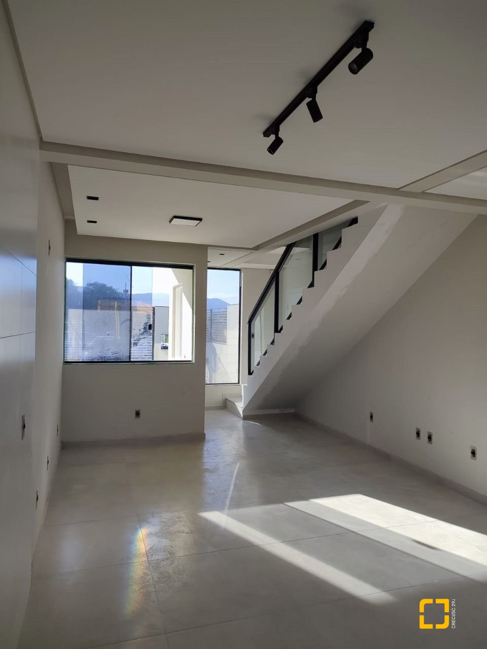 Casa com 102m², 3 quartos (sendo 1 suíte), 2 garagens, no bairro Forquilhas em São José