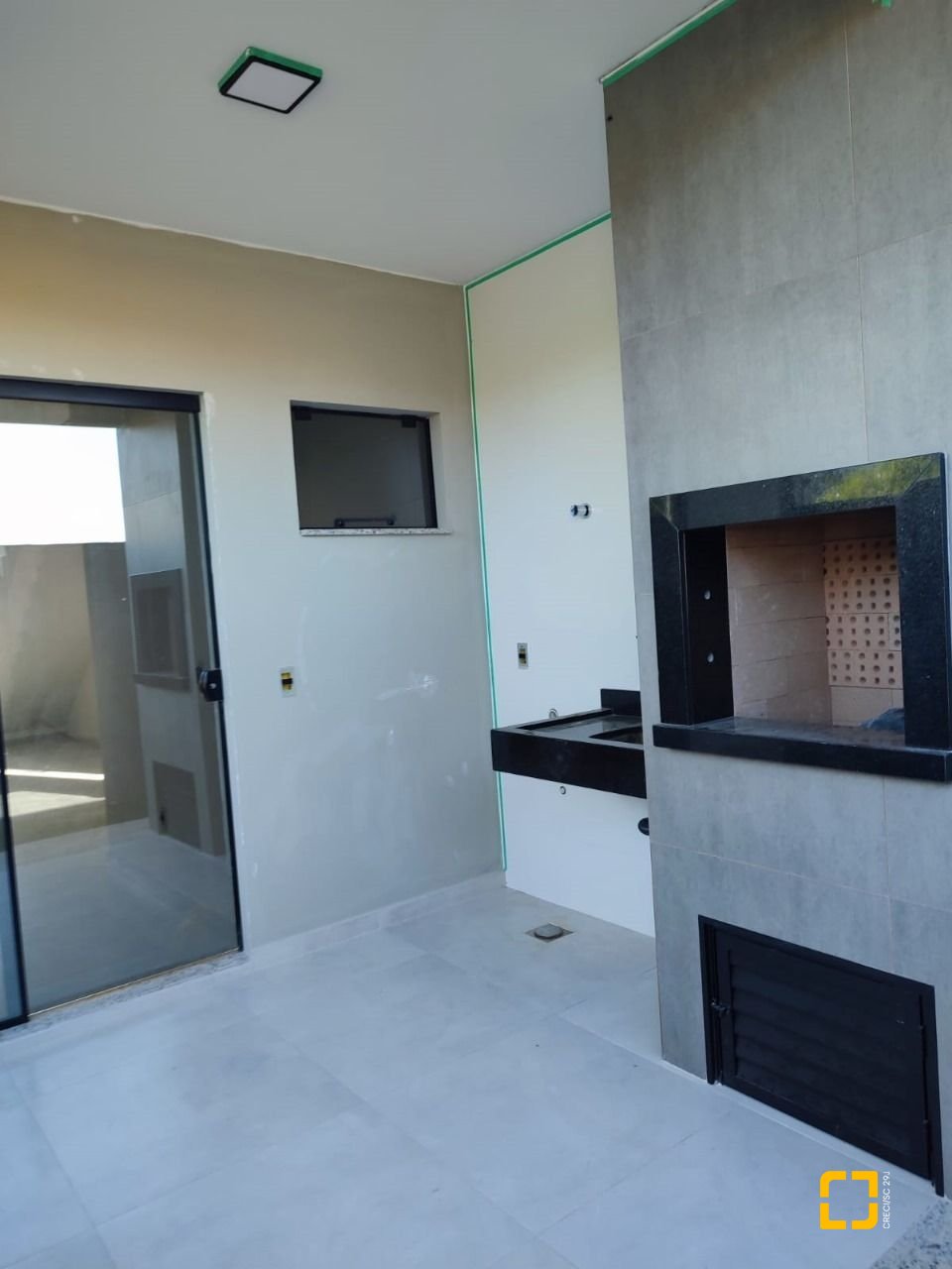 Casa com 102m², 3 quartos (sendo 1 suíte), 2 garagens, no bairro Forquilhas em São José