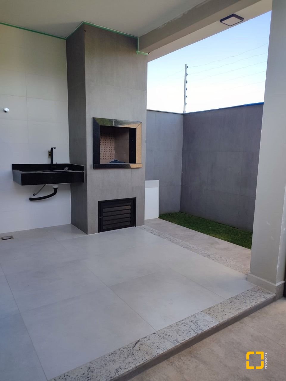 Casa com 102m², 3 quartos (sendo 1 suíte), 2 garagens, no bairro Forquilhas em São José