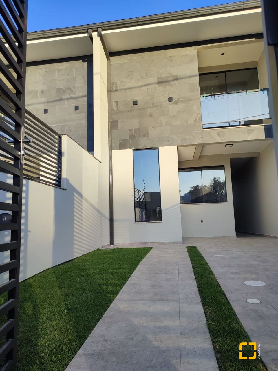 Casa com 102m², 3 quartos (sendo 1 suíte), 2 garagens, no bairro Forquilhas em São José