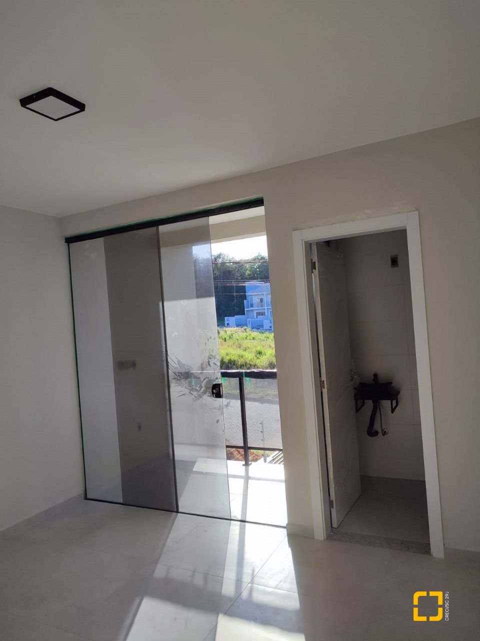 Casa com 102m², 3 quartos (sendo 1 suíte), 2 garagens, no bairro Forquilhas em São José