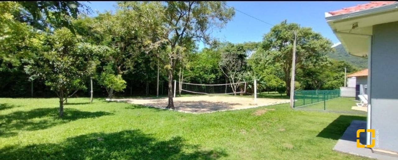 Casa de Condomínio com 137m², 3 quartos (sendo 1 suíte), 2 garagens, no bairro Praia de Fora em Palhoça