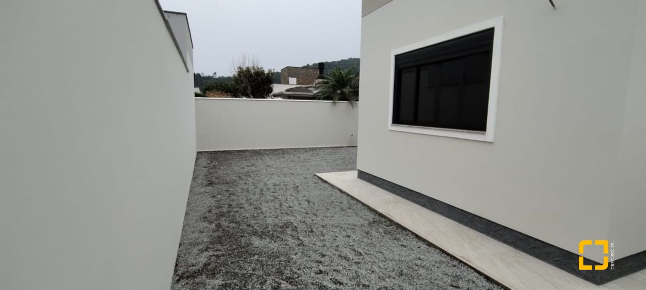 Casa de Condomínio com 137m², 3 quartos (sendo 1 suíte), 2 garagens, no bairro Praia de Fora em Palhoça