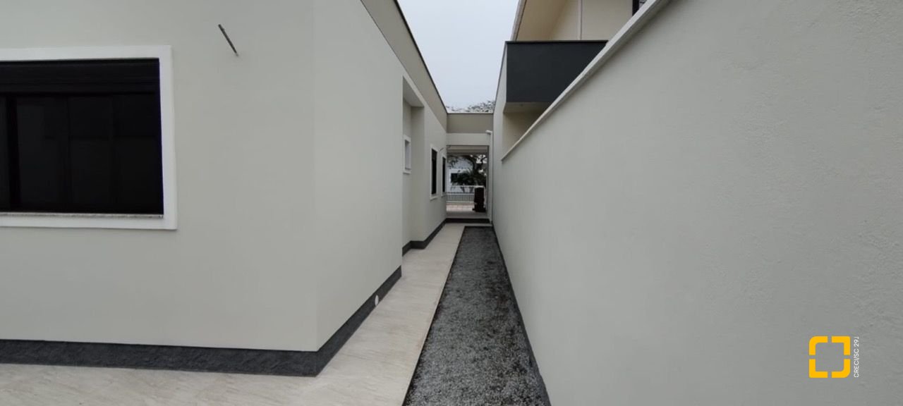 Casa de Condomínio com 137m², 3 quartos (sendo 1 suíte), 2 garagens, no bairro Praia de Fora em Palhoça