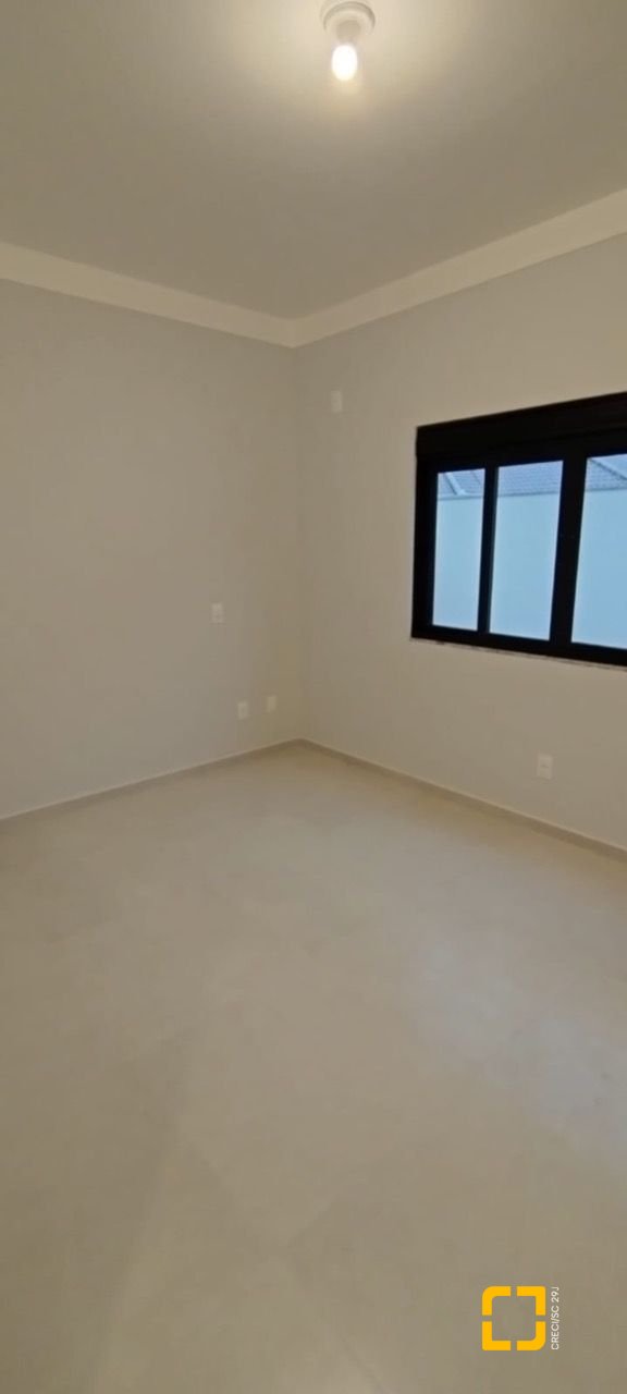 Casa de Condomínio com 137m², 3 quartos (sendo 1 suíte), 2 garagens, no bairro Praia de Fora em Palhoça
