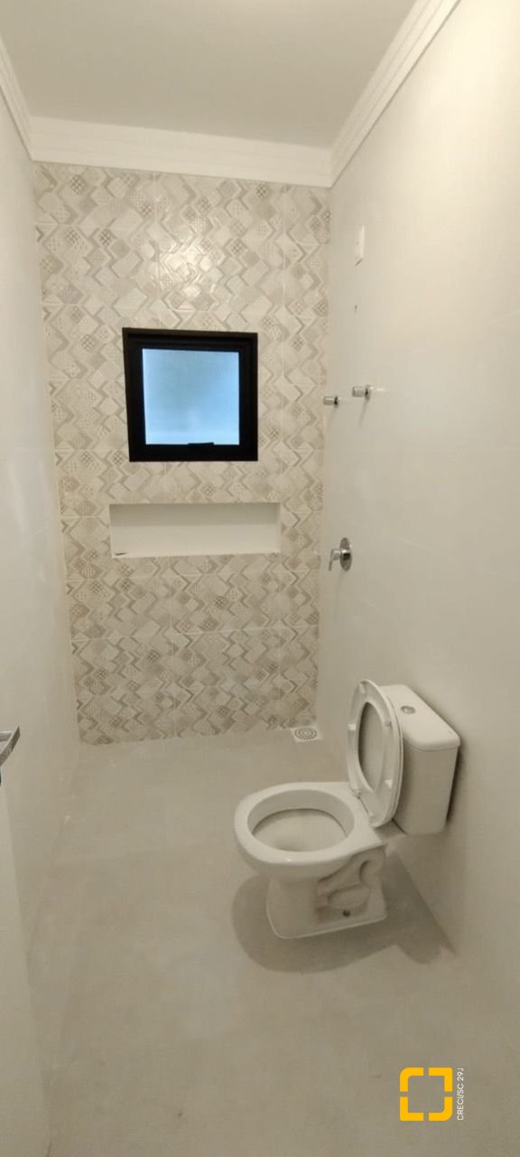 Casa de Condomínio com 137m², 3 quartos (sendo 1 suíte), 2 garagens, no bairro Praia de Fora em Palhoça