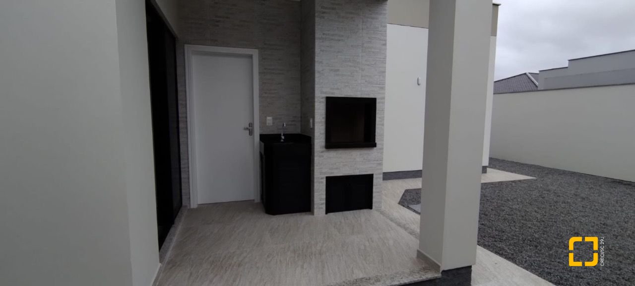 Casa de Condomínio com 137m², 3 quartos (sendo 1 suíte), 2 garagens, no bairro Praia de Fora em Palhoça