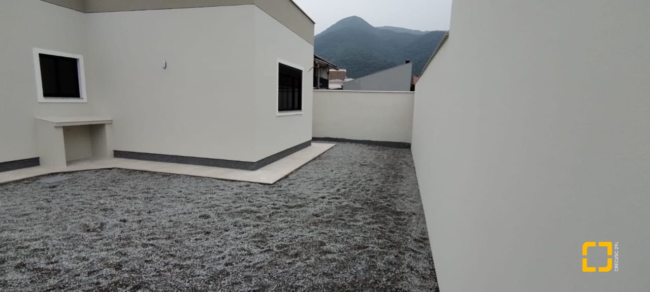 Casa de Condomínio com 137m², 3 quartos (sendo 1 suíte), 2 garagens, no bairro Praia de Fora em Palhoça