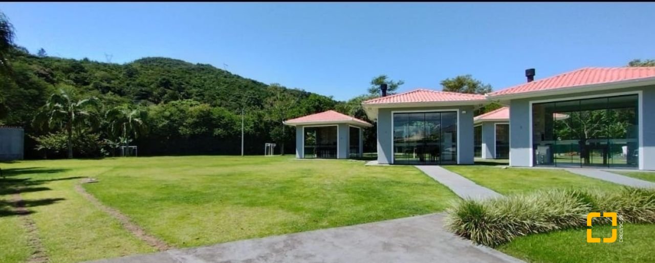 Casa de Condomínio com 137m², 3 quartos (sendo 1 suíte), 2 garagens, no bairro Praia de Fora em Palhoça