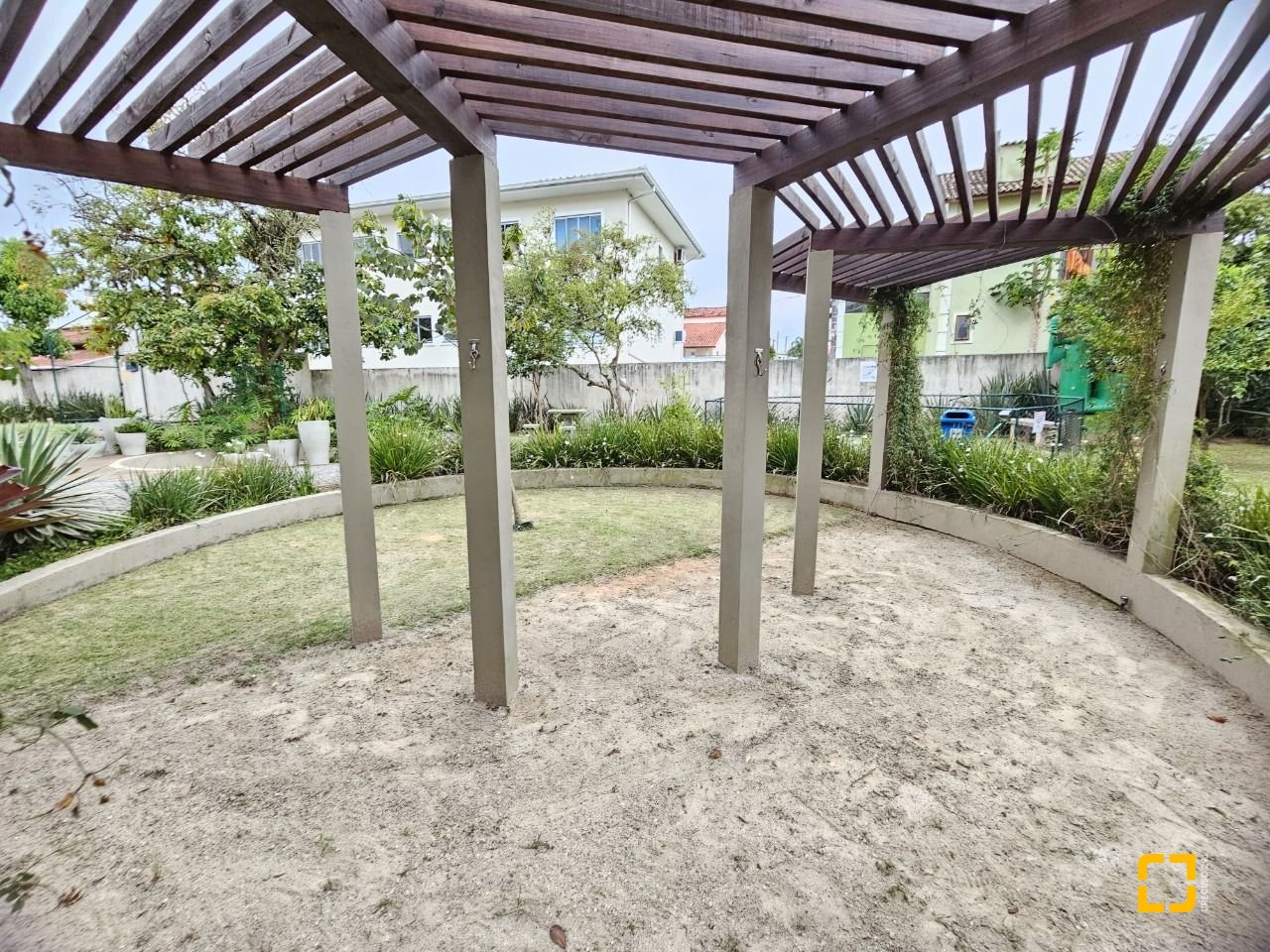 Apartamento com 82m², 4 quartos (sendo 1 suíte), 2 garagens, no bairro Campeche em Florianópolis