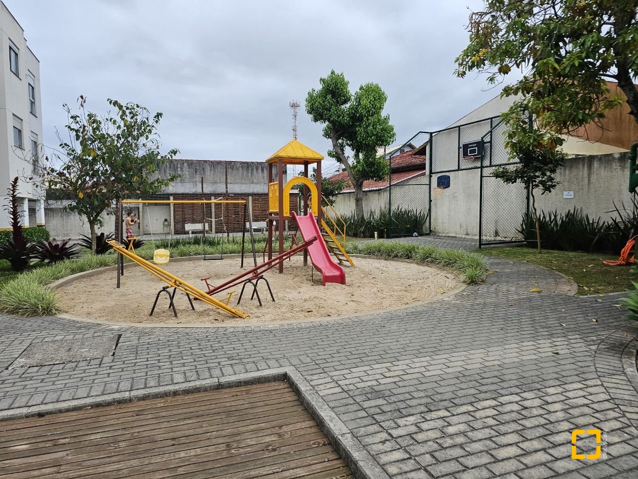 Apartamento com 82m², 4 quartos (sendo 1 suíte), 2 garagens, no bairro Campeche em Florianópolis
