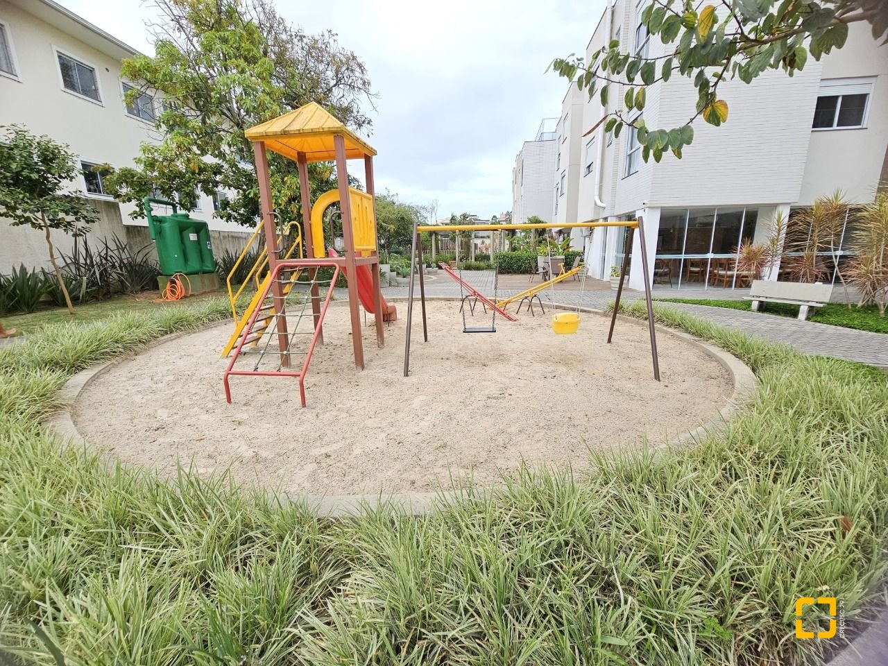 Apartamento com 82m², 4 quartos (sendo 1 suíte), 2 garagens, no bairro Campeche em Florianópolis