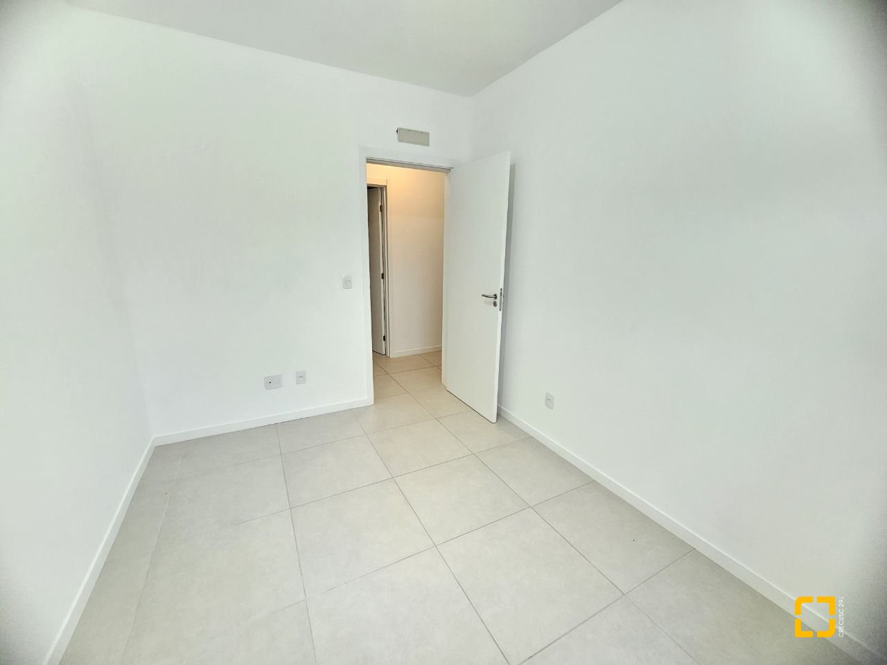 Apartamento com 82m², 4 quartos (sendo 1 suíte), 2 garagens, no bairro Campeche em Florianópolis