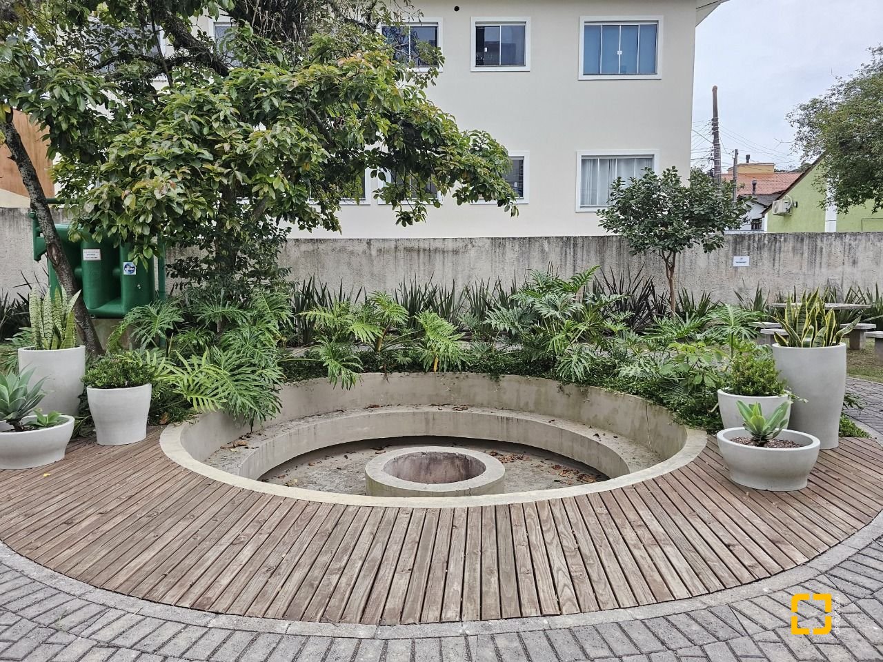 Apartamento com 82m², 4 quartos (sendo 1 suíte), 2 garagens, no bairro Campeche em Florianópolis